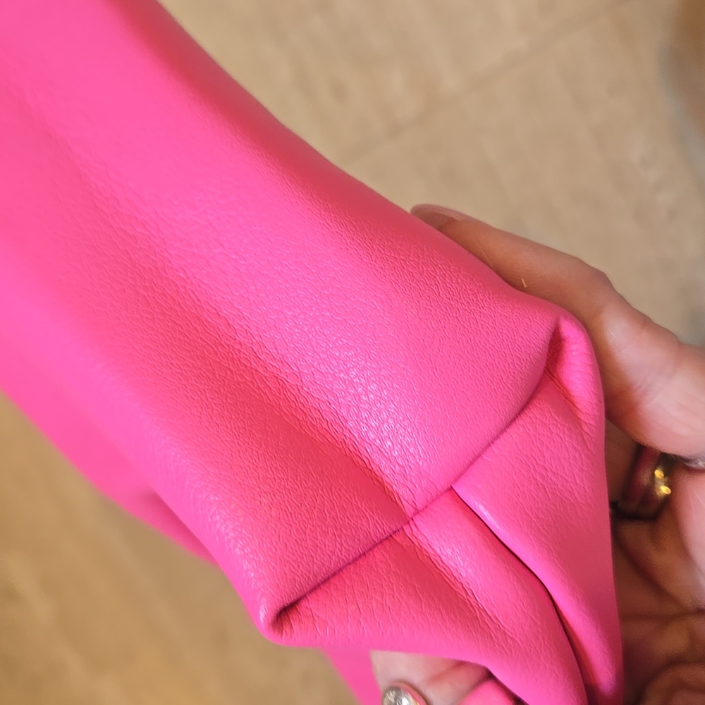 Elizabeth Arden New York Bubblegum Pink Zipper Clutch - Picture 4 of 6